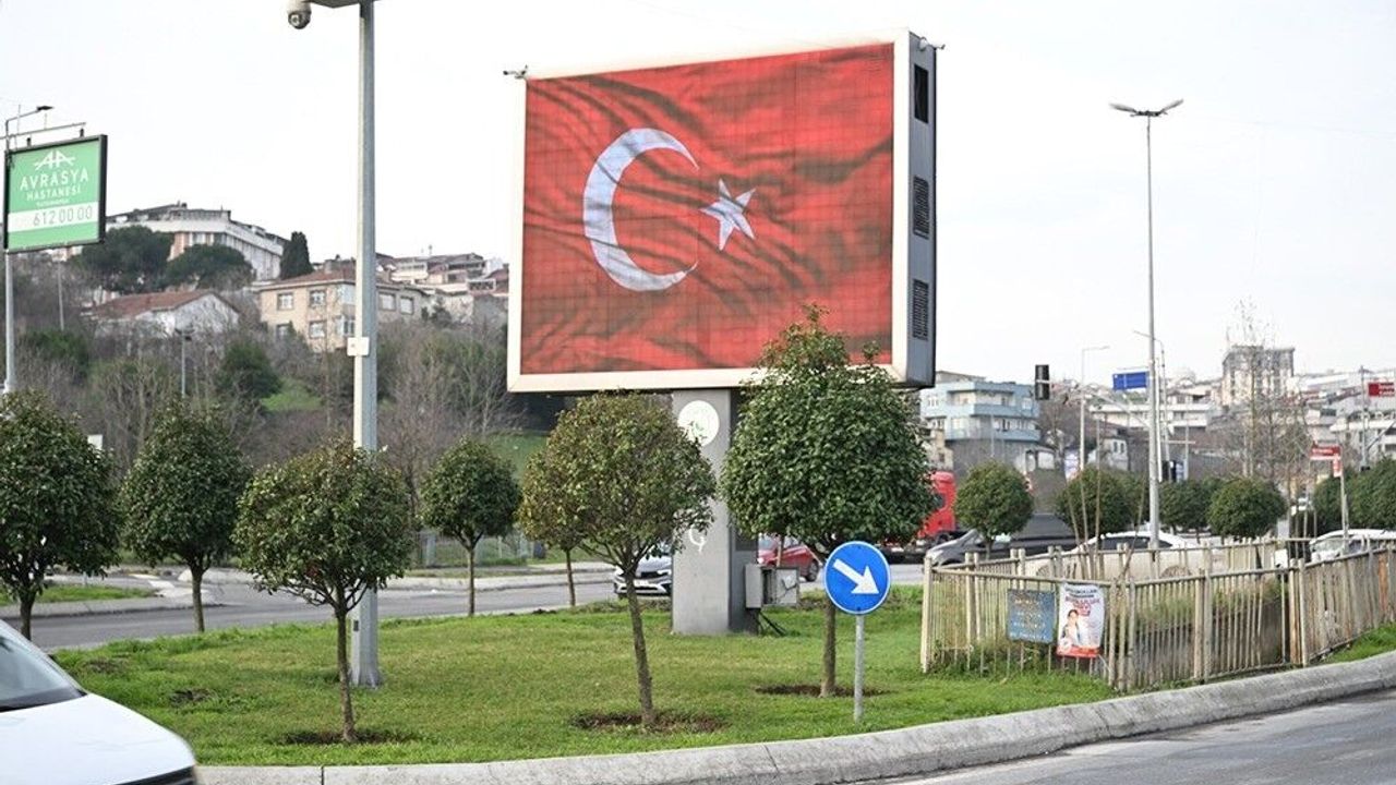 Hain provokasyona karşı Gaziosmanpaşa'da ekranlar Türk bayraklarıyla donatıldı