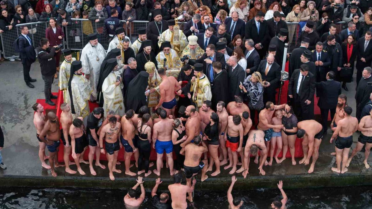 Haliç'te Soğuk Suda Haç Yarışı: Geleneksel Tören Yoğun İlgi Gördü