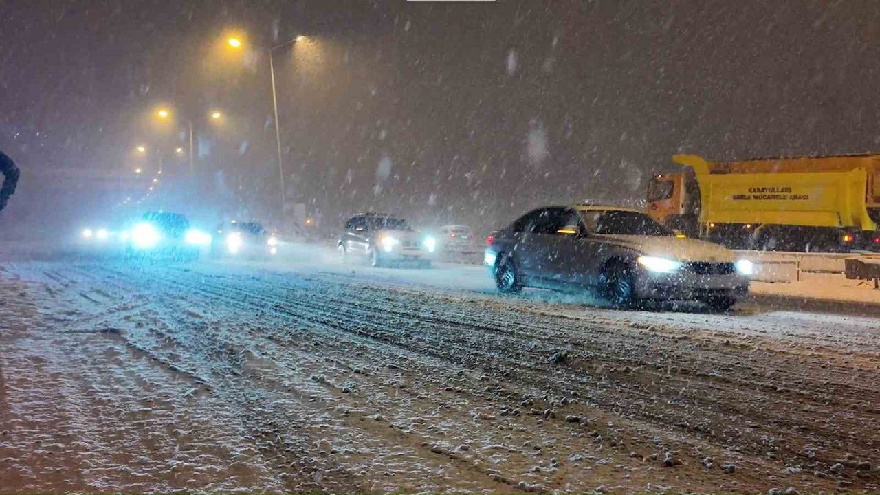 İBB’nin kar mesaisi yetersiz kaldı: Beykoz’da sürücüler yolda kaldı