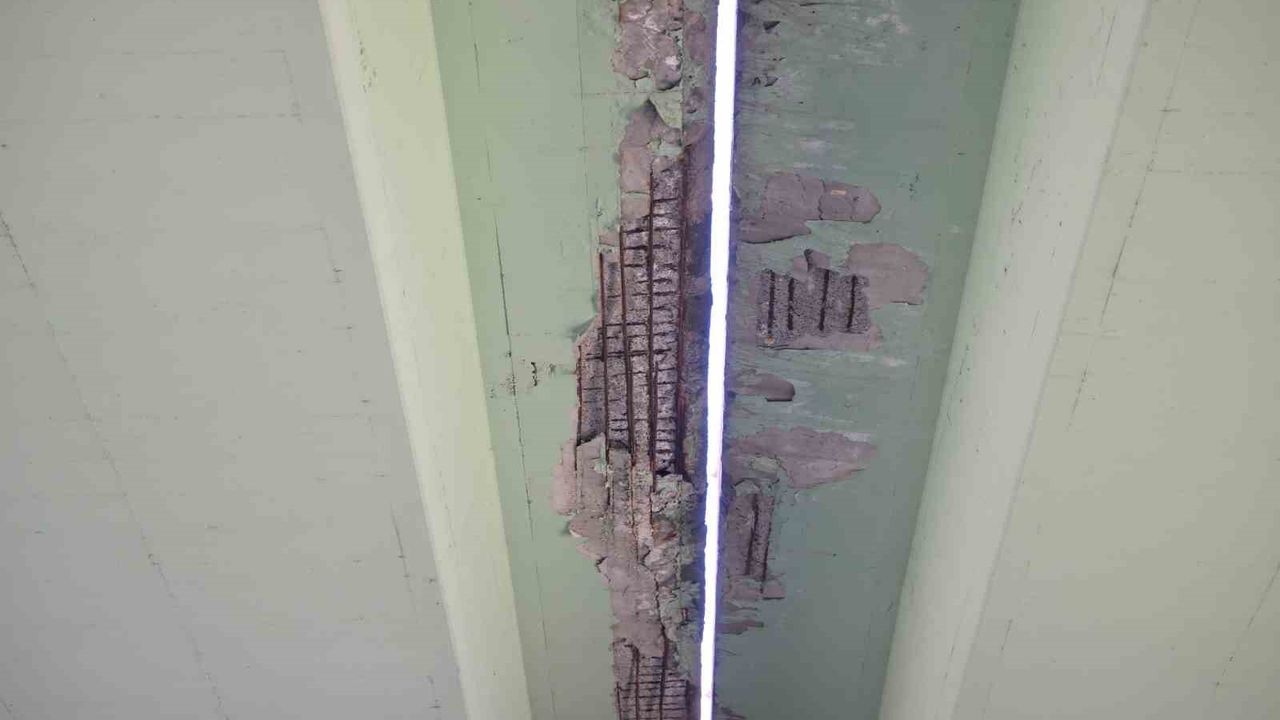 Betonlar dökülüyor, demirler açıkta: İBB’nin köprüsünde facia alarmı