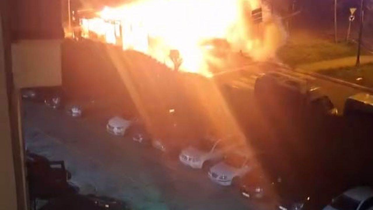 Motor Kısmından Çıkan Dumanlar Facianın Habercisi Oldu: İETT Otobüsü Kül Oldu