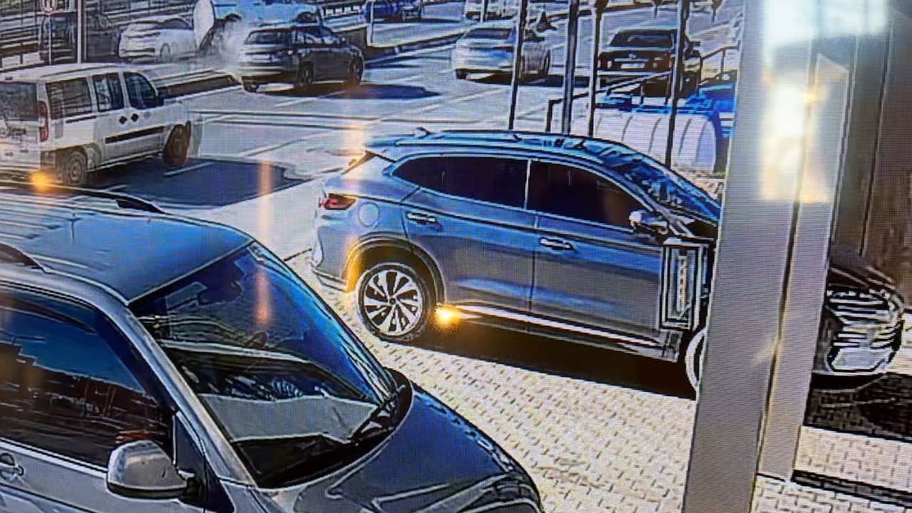 İstanbul E-5 Saadetdere'de trafiği kilitleyen kaza