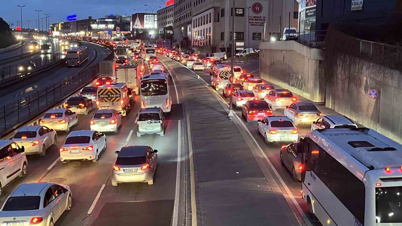 İstanbul’da mesai sonrası trafik yoğunluğu yüzde 83’e ulaştı