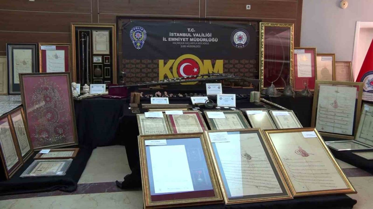 İstanbul'da tarihi eser kaçakçılığına darbe: Osmanlı Dönemine ait kalkan ve miğfer grubu ve binlerce eser ele geçirildi