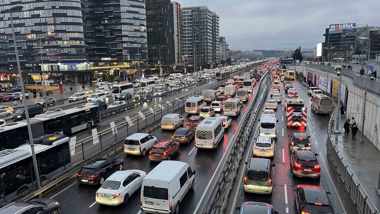 İstanbul'da trafik yoğunluğu yüzde 87'e ulaştı