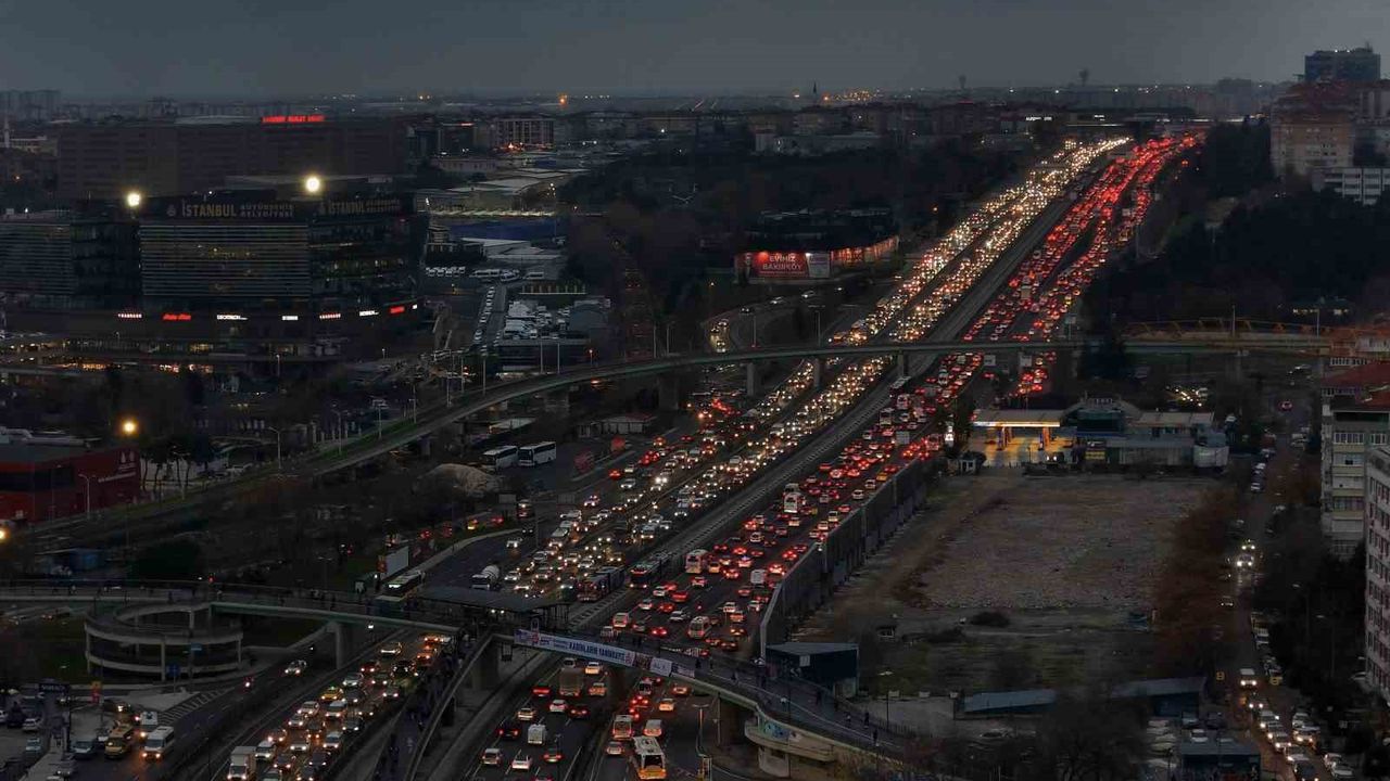 İstanbul'da yüzde 90'a varan trafik havadan görüntülendi