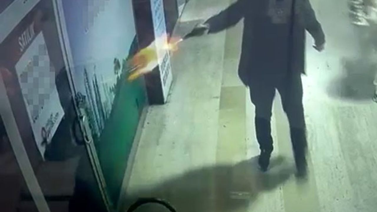 İşyerini mermi yağmuruna tuttu, elini kolunu sallayarak uzaklaştı: O anlar kamerada