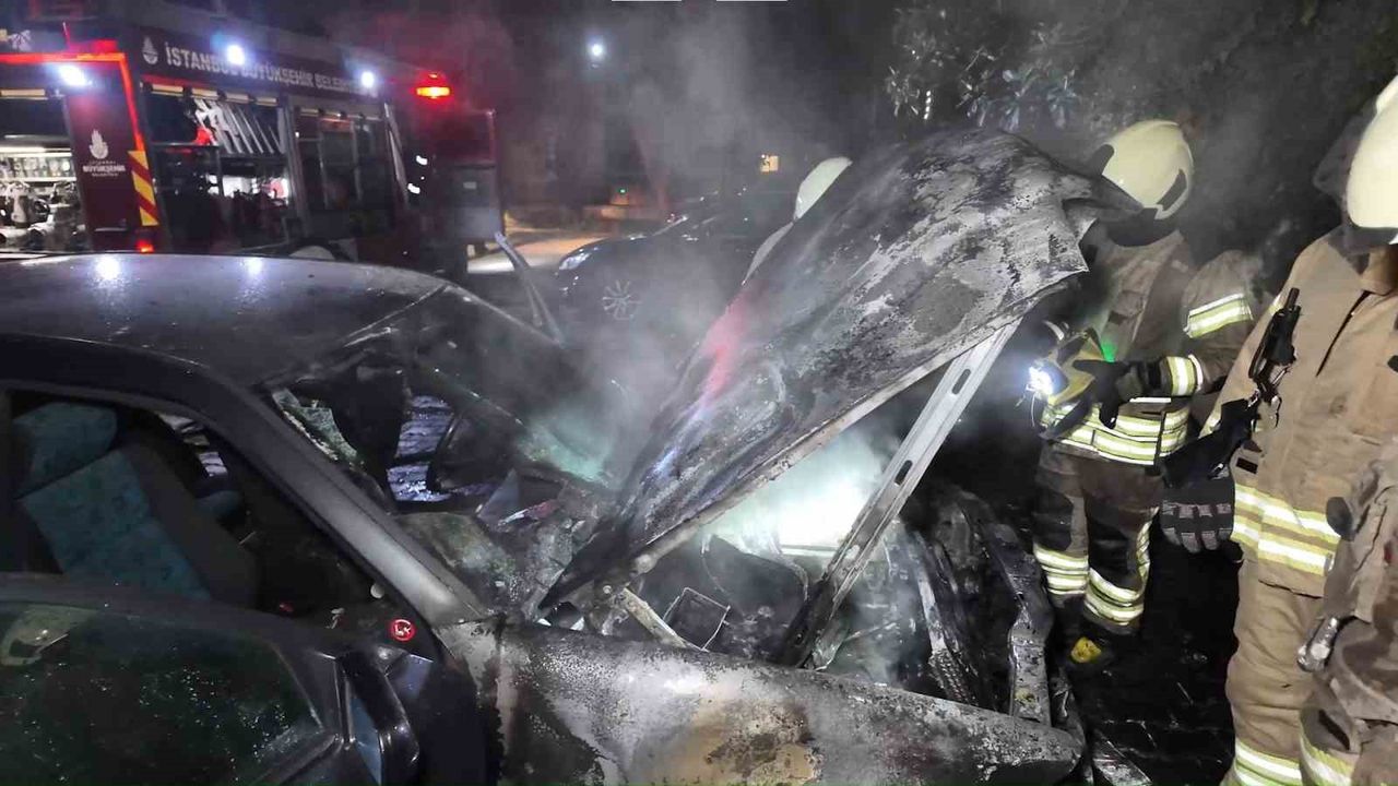 Kadıköy’de Otoparkta Korkutan Araç Yangını: Otomobil Kül Oldu