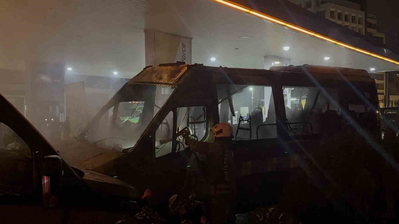Gece saatlerinde dikkat çeken olay: İstanbul’daki benzin istasyonunda park halindeki minibüsler yandı