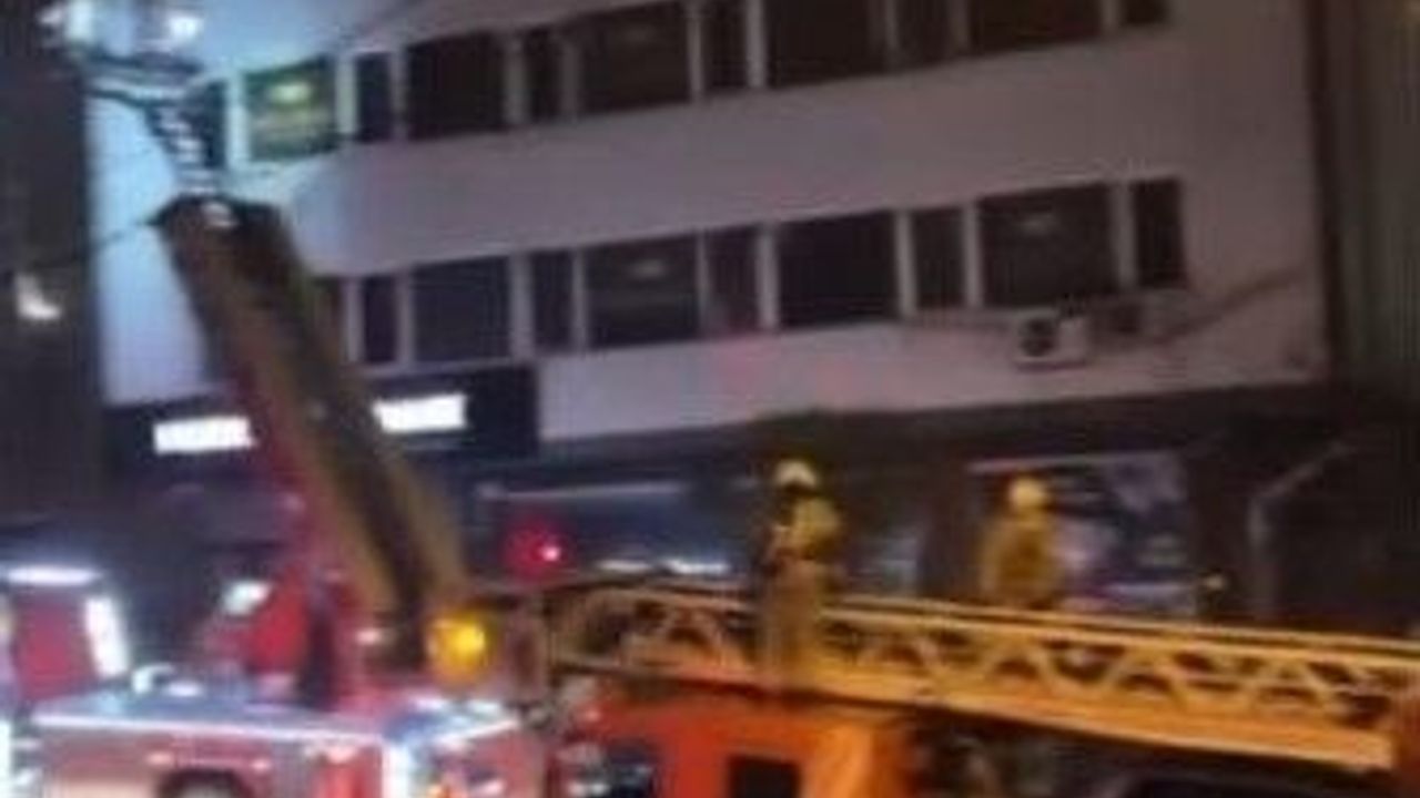 Kağıthane'de binanın çatısı alevlere teslim oldu