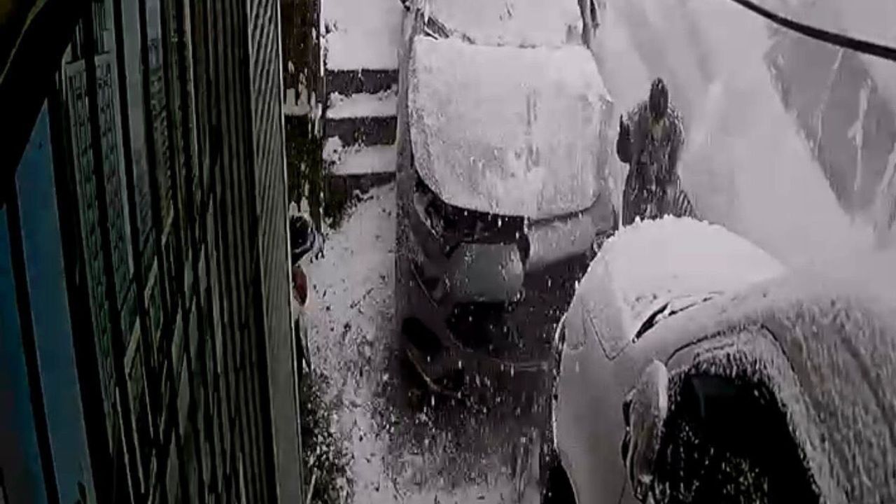 Kağıthane'de inanılmaz kurtuluş kamerada: İki aracın arasında kalmaktan son anda kurtuldu