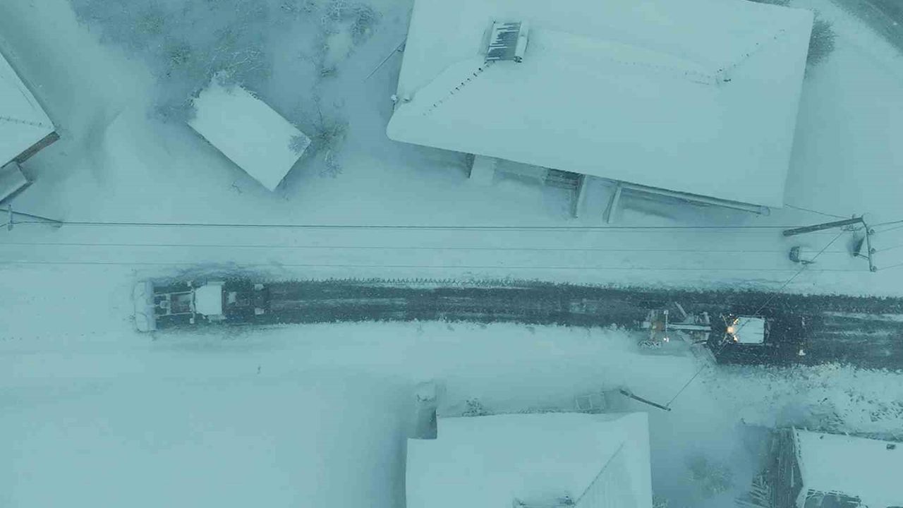 Kar sebebiyle kapanan 35 yolun 34'ü açıldı