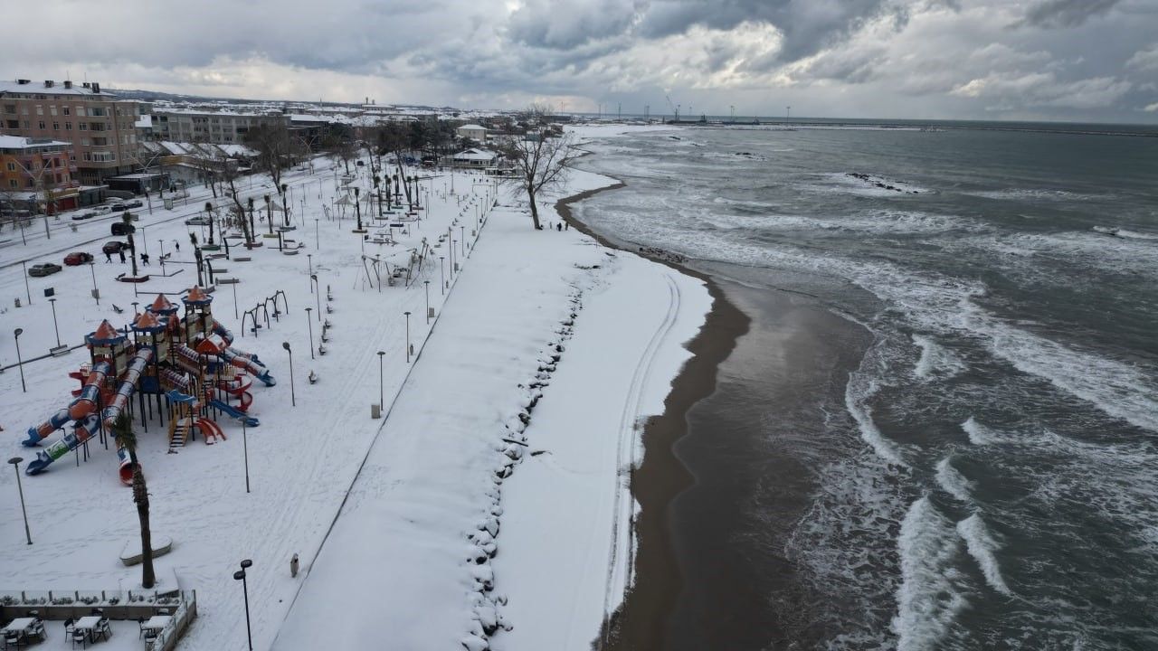 Karadeniz’in hırçın dalgaları Karasu sahilini beyaza boyadı