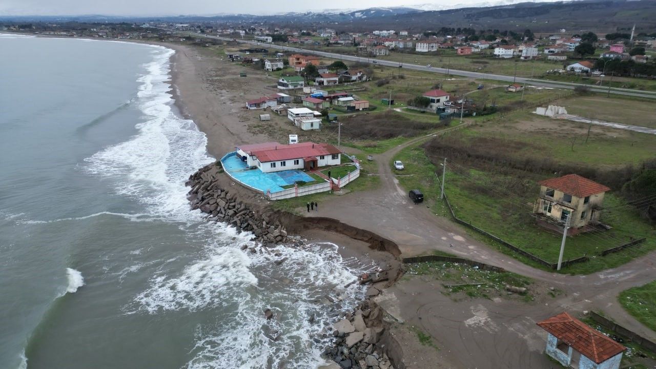 Karasu’da Kıyı Erozyonu Alarmı: Deniz 50 Metre İçeri Girdi