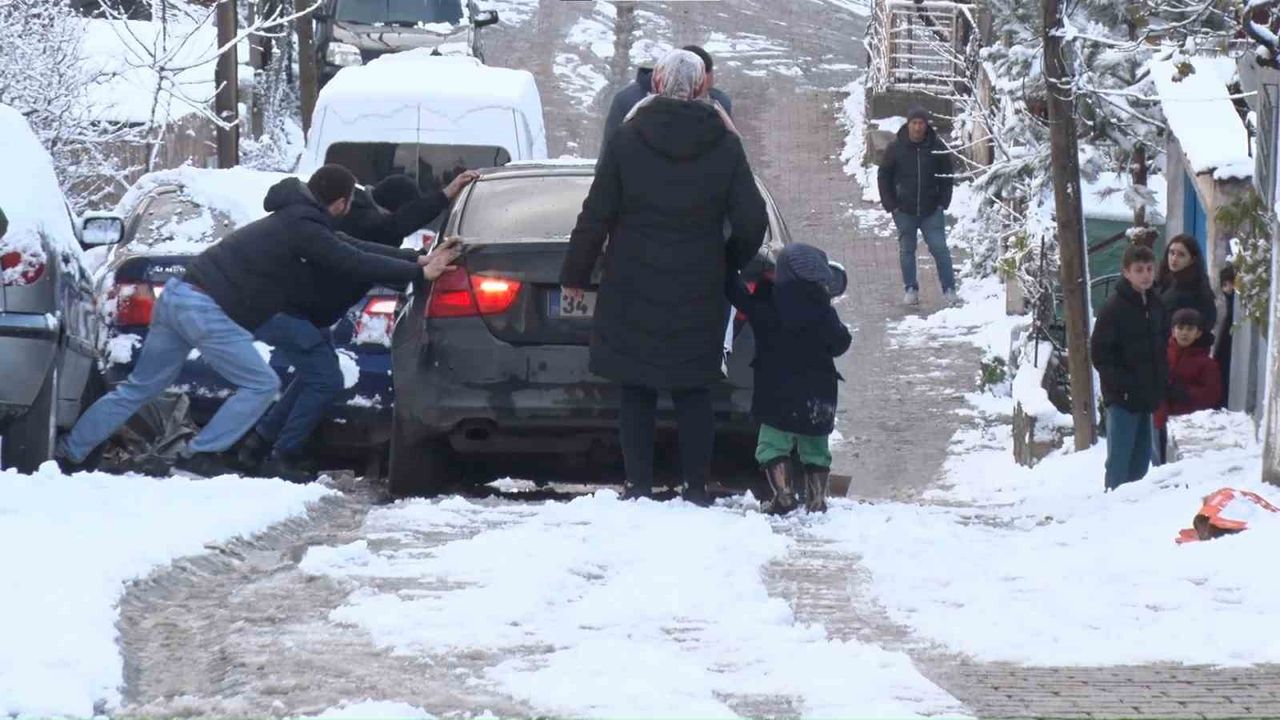 İstanbul’da kar çilesi ve çocukların sevinci bir arada yaşandı