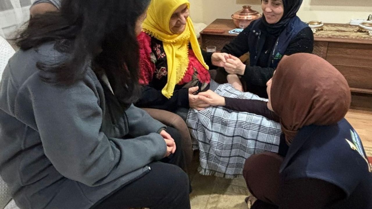 Kartepe'de 'Alo Evlat' ekiplerinden yaşlılara evde sağlık ve bakım desteği