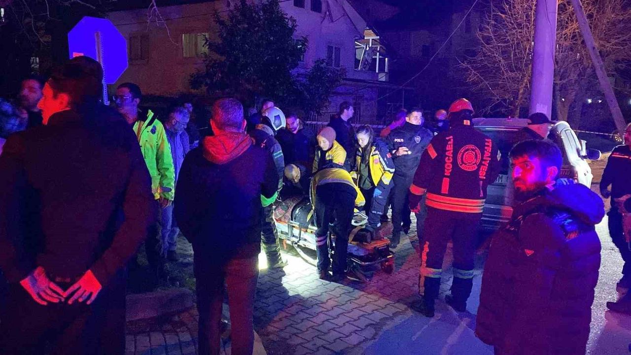 Kartepe’de Telefon Direğine Çarpan Araç Hurdaya Döndü: 1 Yaralı