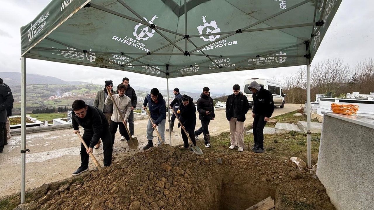 Kimsesiz vatandaşın cenazesi defnedildi, öğrenciler eşlik etti