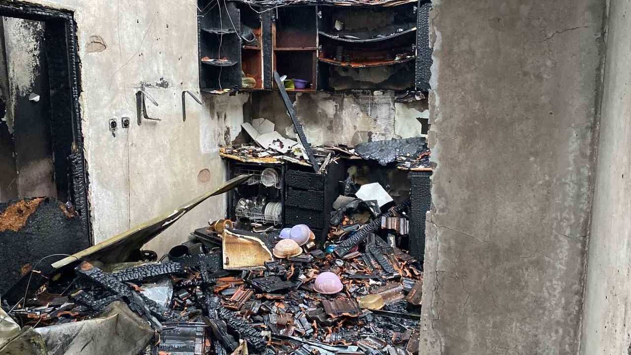 Kocaeli'de Fırtına Felaketi: Çatılar Uçtu, Elektrik Telleri Yangına Sebep Oldu