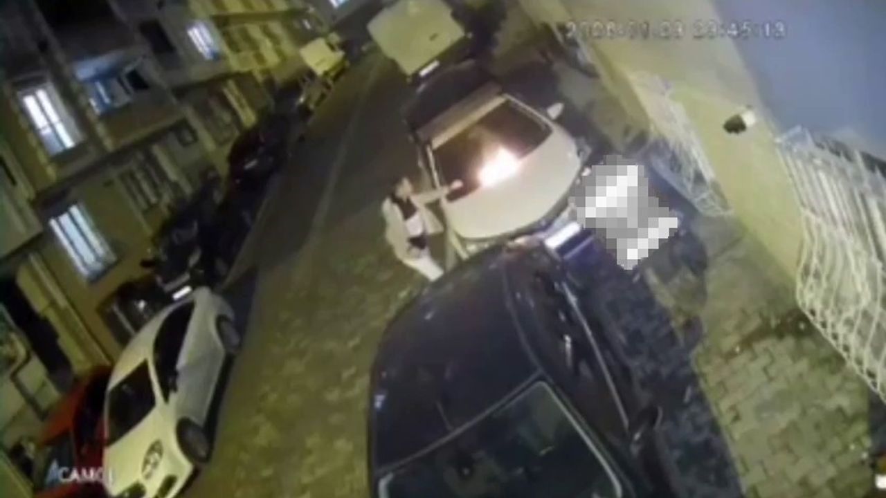 Komşular park yeri nedeniyle tartıştı, arabanın üstüne yanan bez atıldı