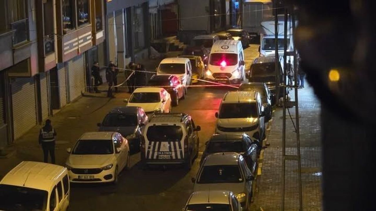 Küçükçekmece'de çatı katından düşen adam hayatını kaybetti