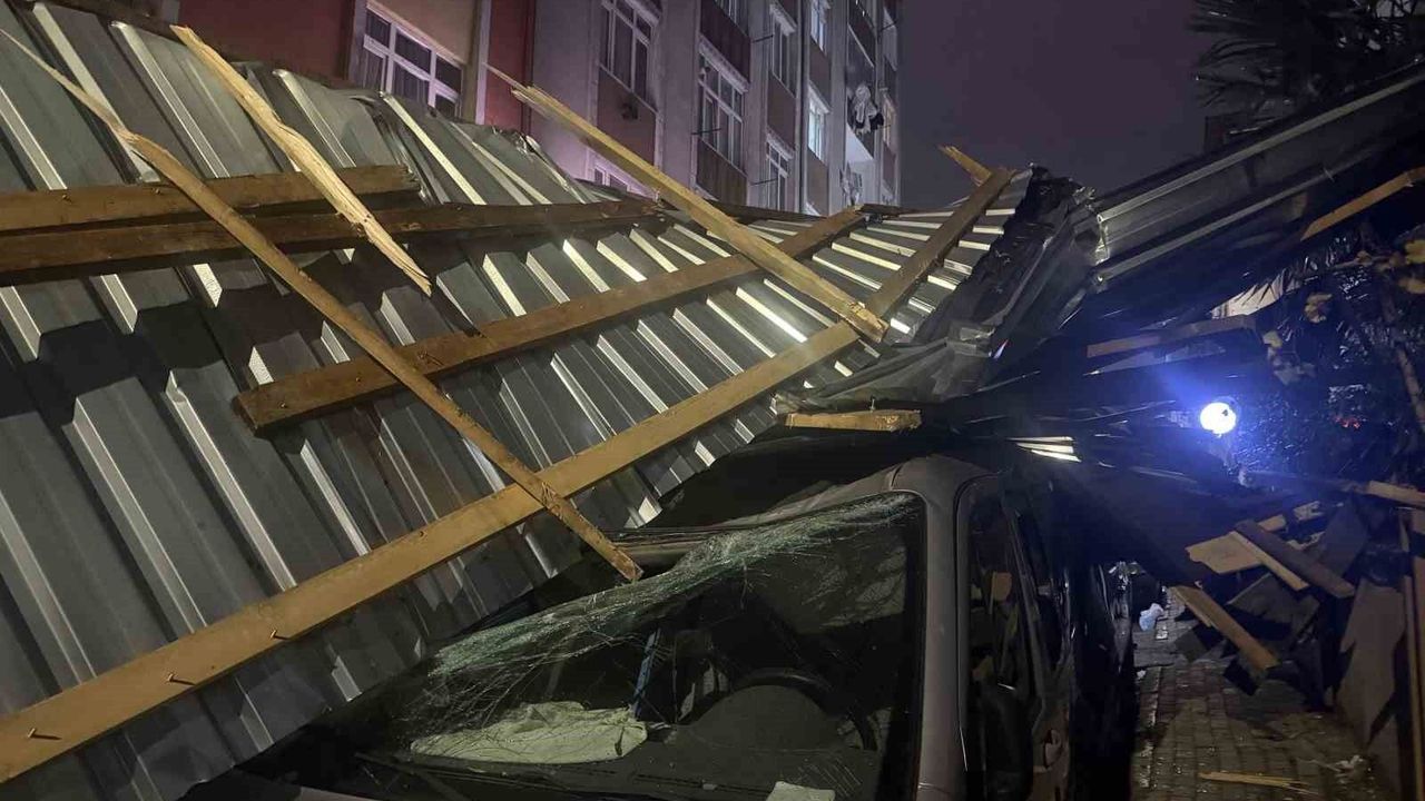 Küçükçekmece'de şiddetli rüzgar çatıyı uçurdu: Araçlar zarar gördü