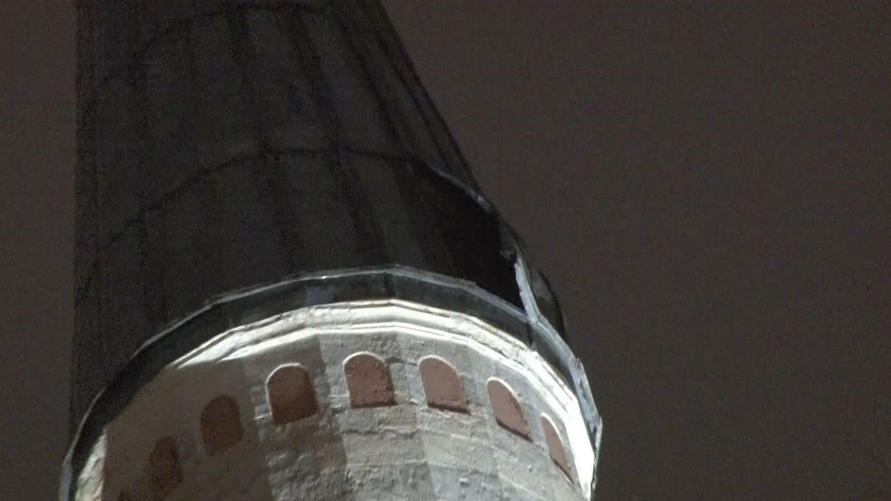 Lodos Beyazıt Camii’nde Tehlike Yarattı: Minarenin Kurşun Kaplaması Söküldü