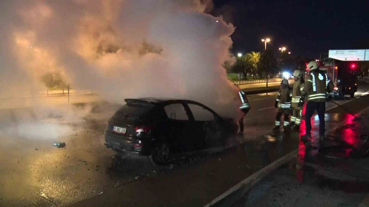 Sabah trafiğinde dikkat çeken anlar: İstanbul’da seyir halindeki otomobil alev aldı