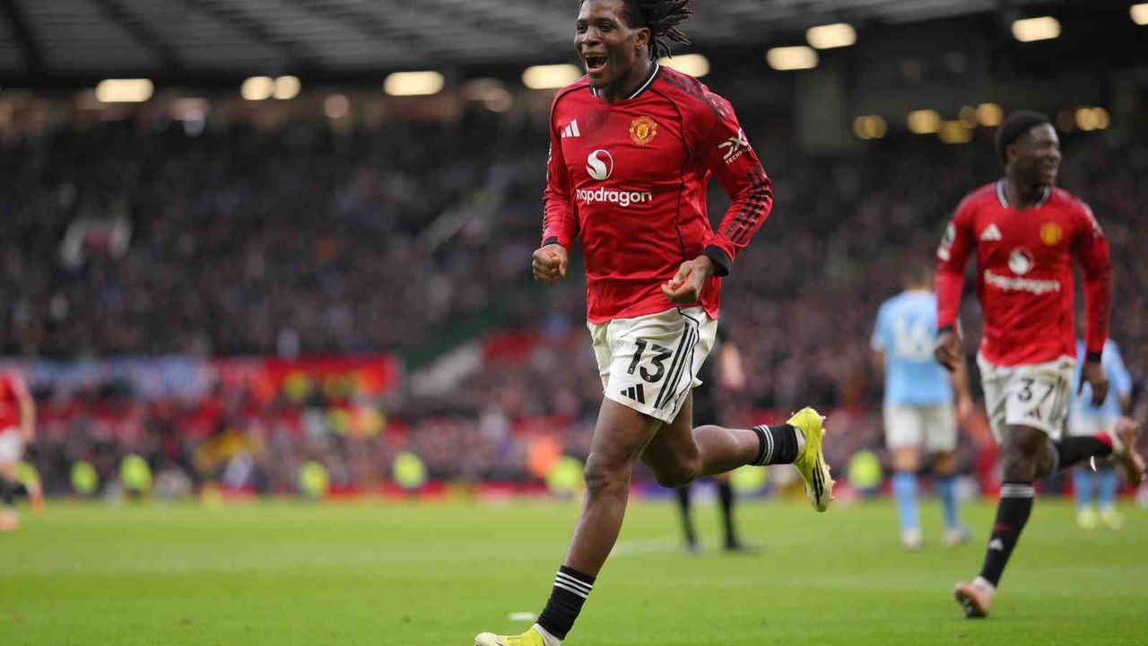 Manchester derbisinde kazanan Kırmızılar oldu