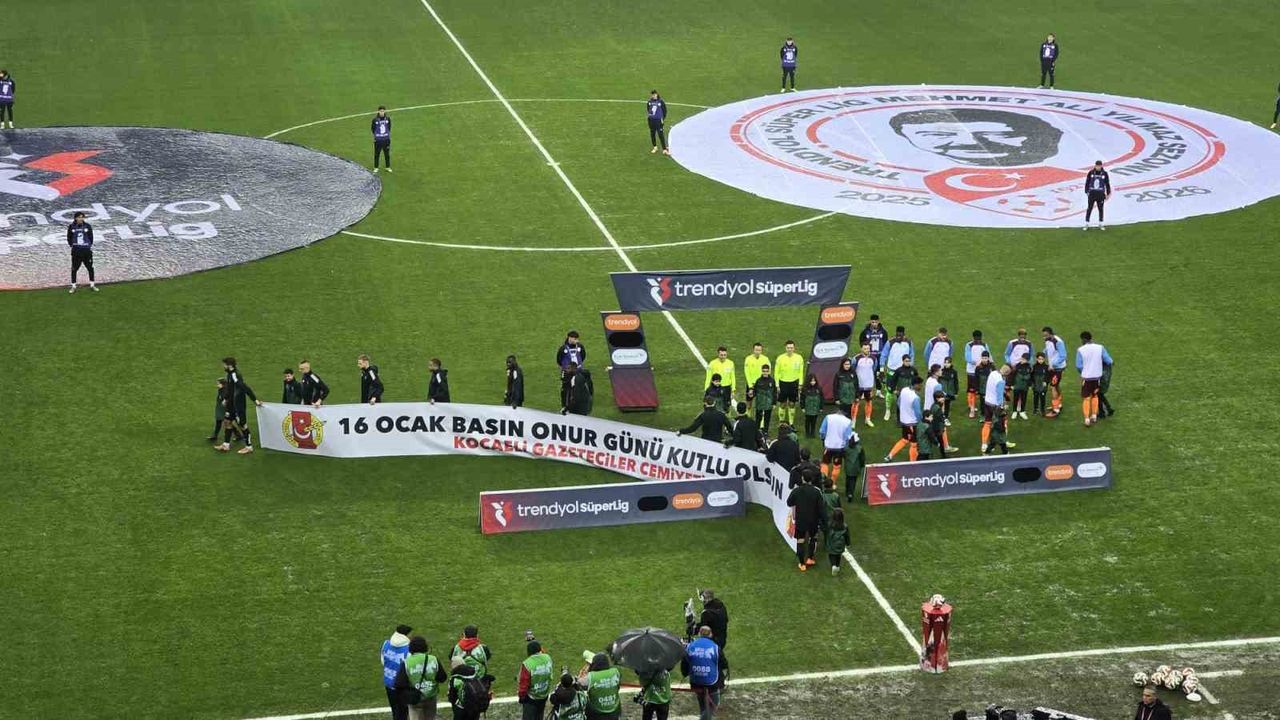 ocaelispor’dan 16 Ocak’a Anlamlı Jest: Seremoniye “Basın Onur Günü” Pankartıyla Çıktılar