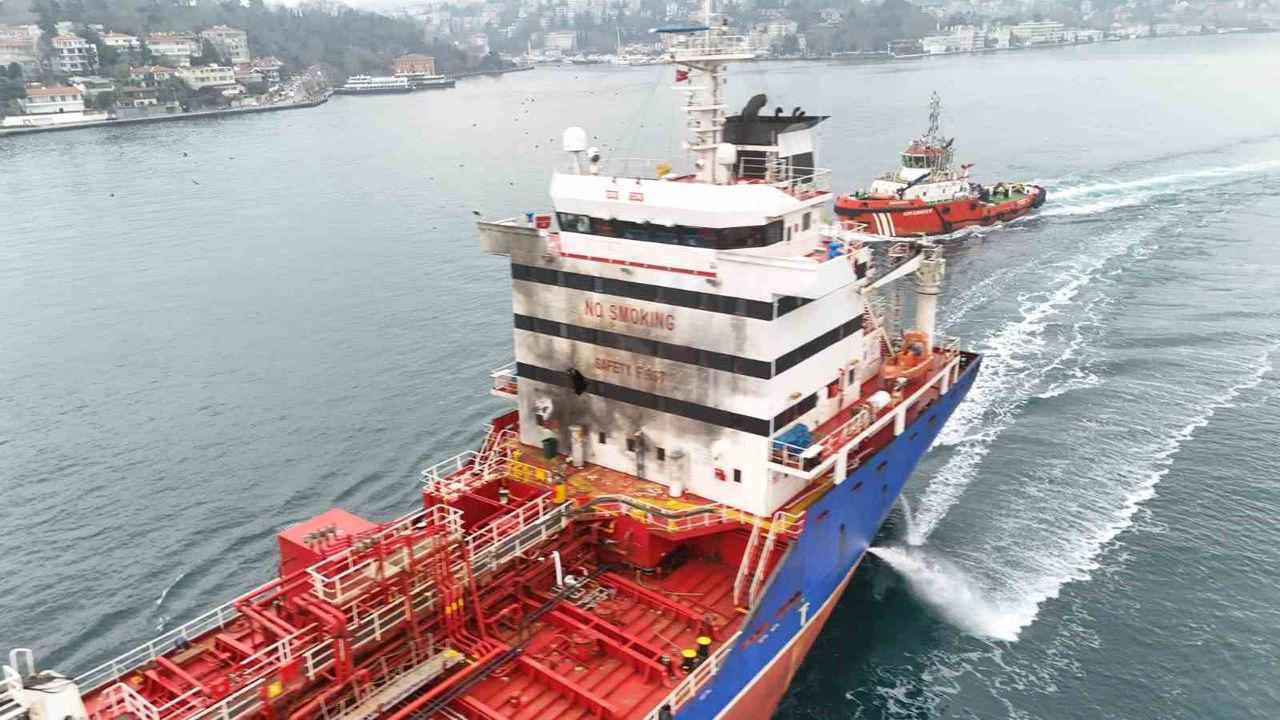 Odessa'da Ruslar tarafından vurulan Türk gemisi İstanbul Boğazı'nda