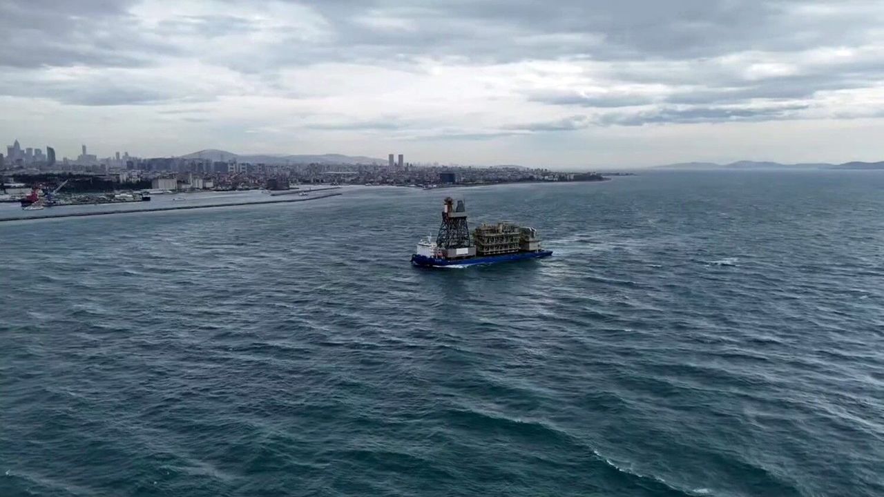 Osman Gazi yüzer üretim platformunun parçaları ile Yıldırım Sondaj Gemisi'nin kulesini taşıyan dev platform gemisi İstanbul Boğazı'ndan geçiyor.