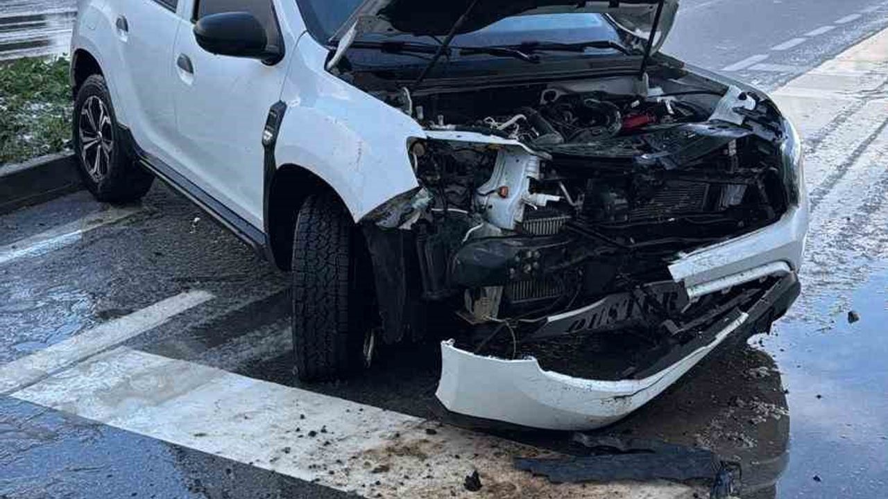 Kaygan Yolda Savrulan Araç Tabelaya Çarptı, 8 Kişi Mucizevi Şekilde Kurtuldu