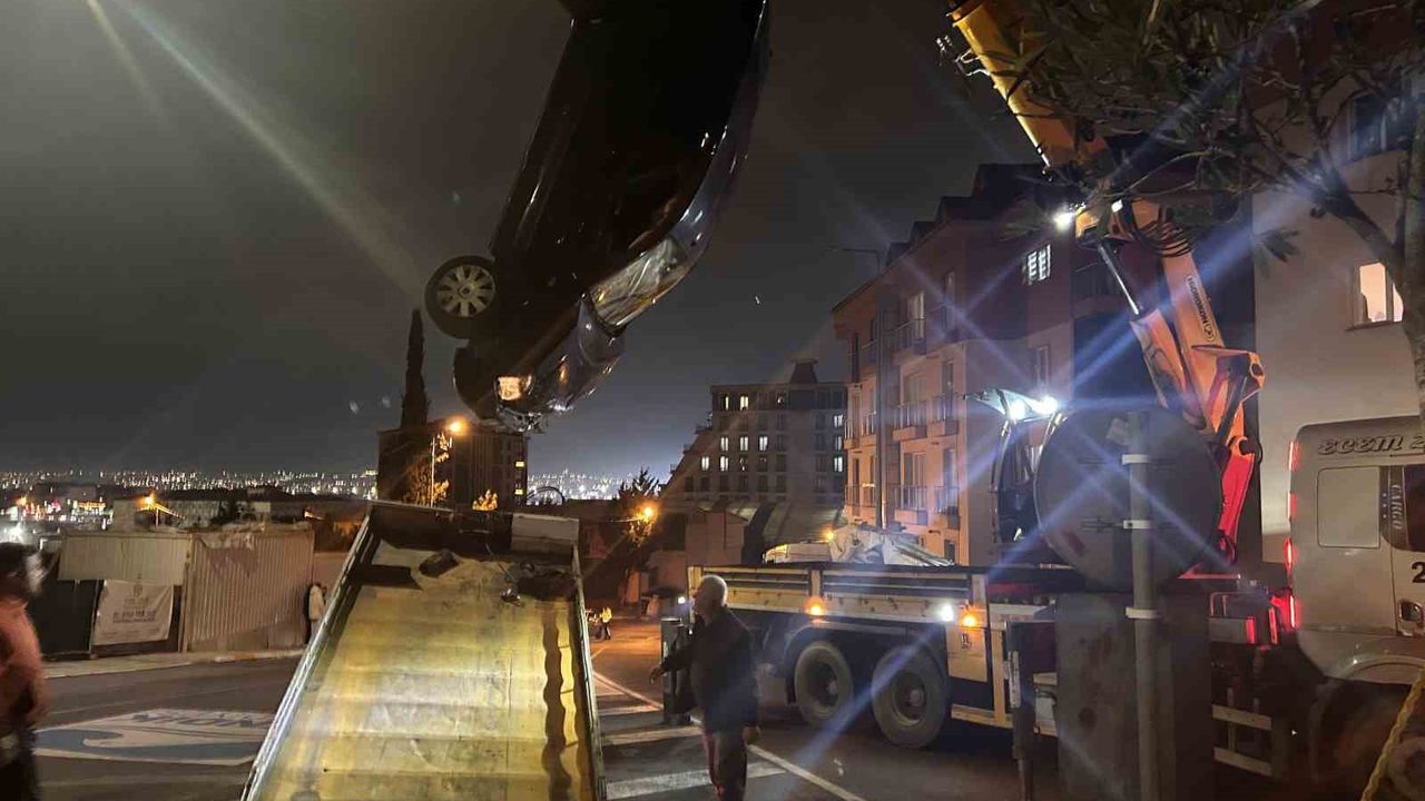 Pendik'te otomobil apartman bahçesine uçtu: 2 yaralı