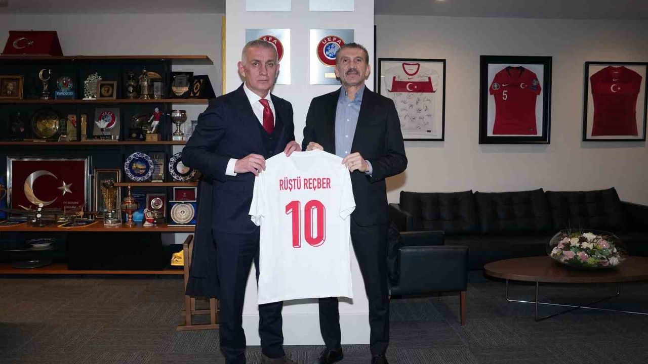 Rüştü Reçber’den dikkat çeken ziyaret: Hacıosmanoğlu’na özel forma jesti