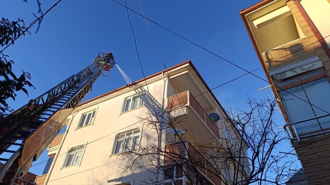 Sakarya Karasu’da Mangal Faciası: Çatı Yangını Paniğe Neden Oldu