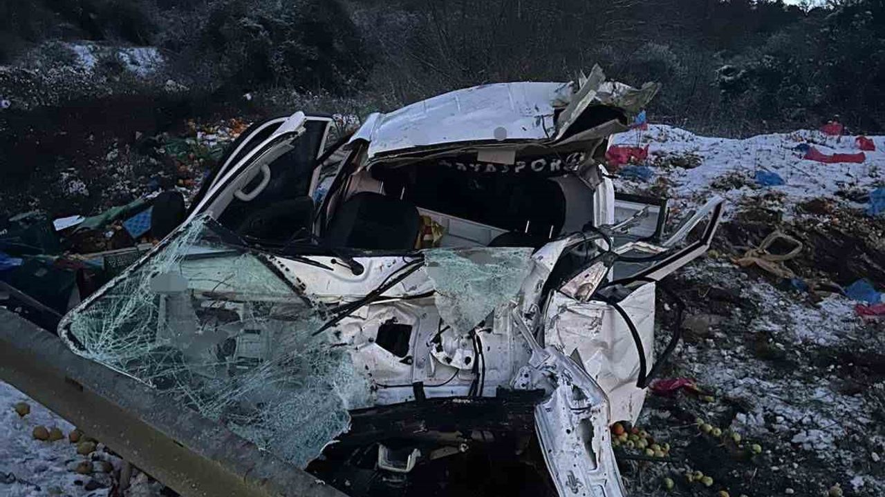 Kontrolden çıkan kamyonetle facianın eşiğinden dönüldü: Baba ve oğlu yaralı