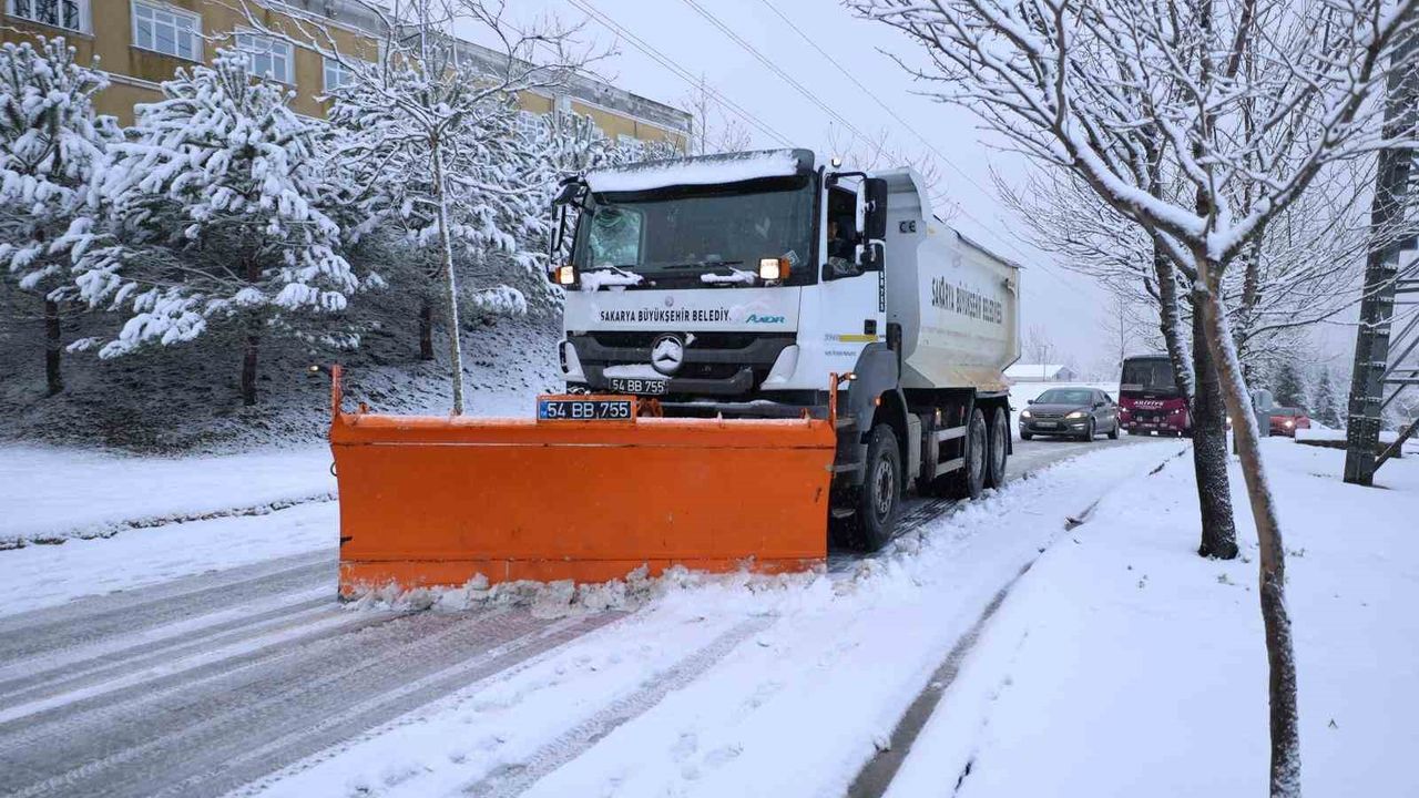 Kar Sakarya’yı Etkisi Altına Aldı: Belediyeden Yoğun Müdahale