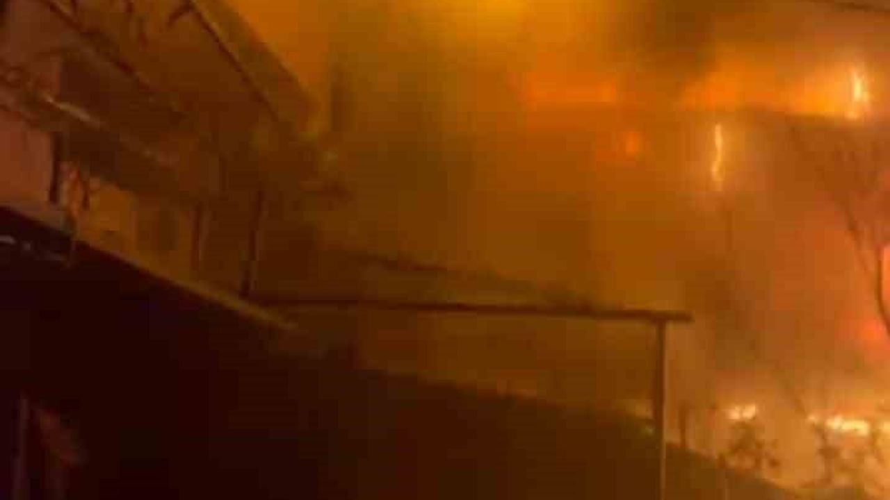 Gece saatlerinde hareketli anlar: Mahalleliyi sokağa döken yangın