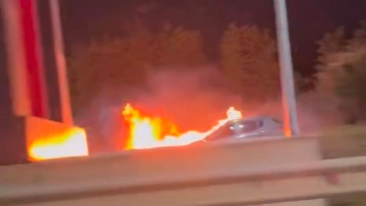 Sancaktepe'de otomobil alev alev yandı