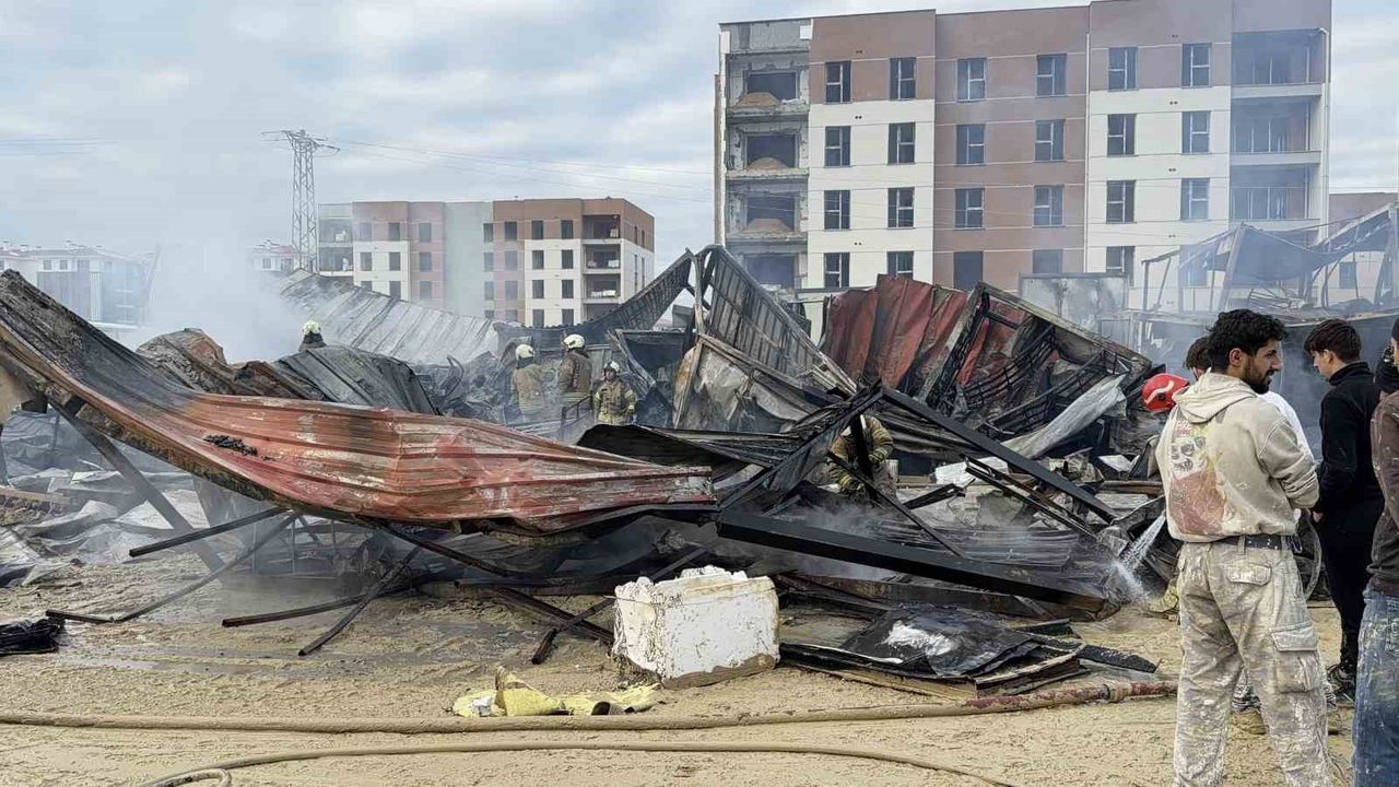 Şantiye konteynerlarında yangın: İşçiler son anda kurtuldu