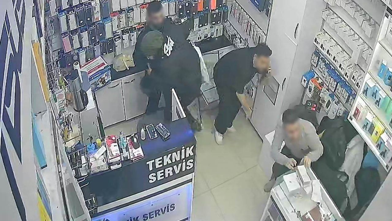 Sirkeci Doğubank’ta Silahlı Saldırı: Vatandaşlar Dükkâna Sığındı, O Anlar Kamerada