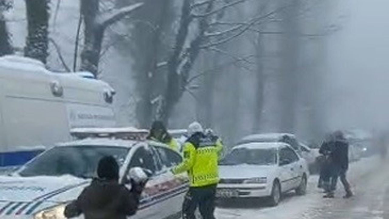 Kızak şenliğinde unutulmaz kareler: Çocukların neşesine jandarma ortak oldu