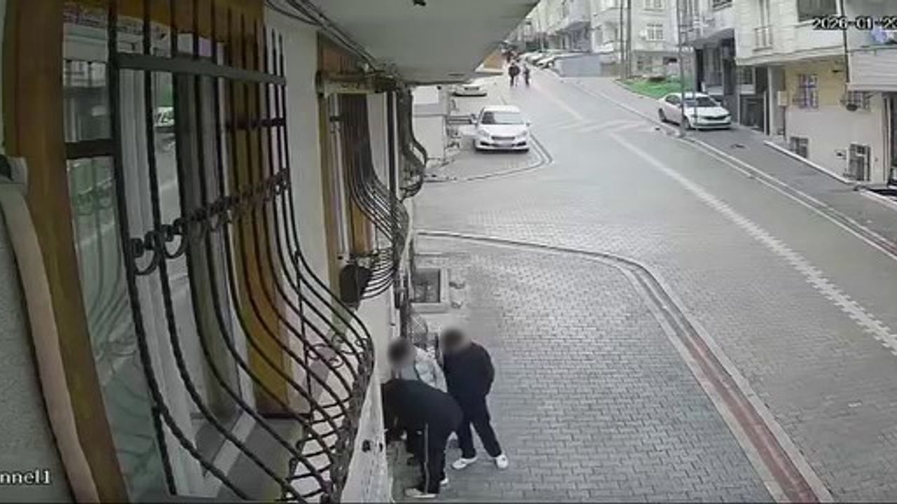 Güvenlik kamerasına yakalandılar: Sosyal medyada kendilerini görünce parayı geri verdiler