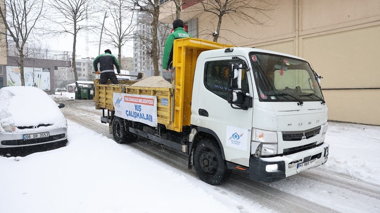 Gece Başladı, Gündüz Sürdü: Sultangazi’de Karla Yoğun Mücadele