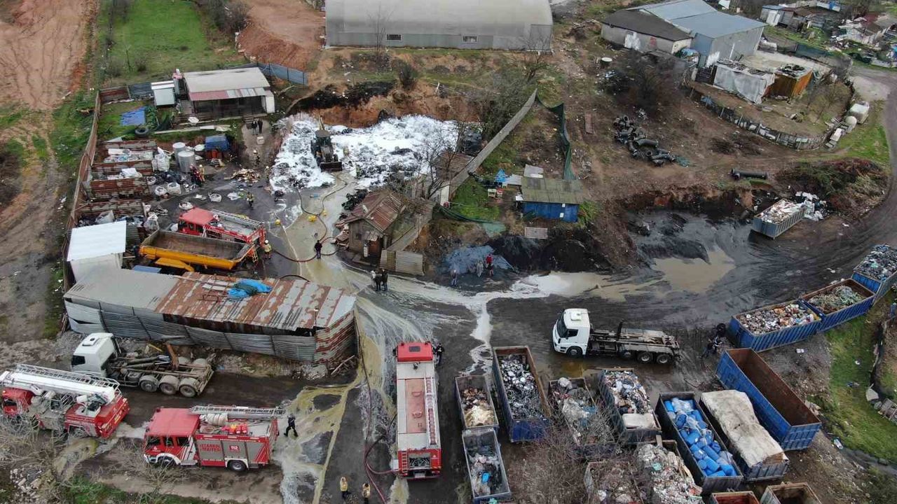 Tuzla'da geri dönüşüm deposunda yangın