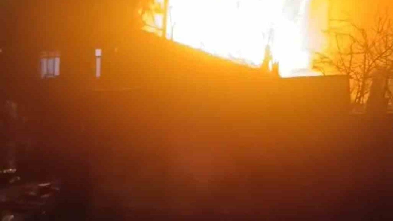 Ümraniye'de gece saatlerinde korkutan yangın: Çatı alevlere teslim oldu