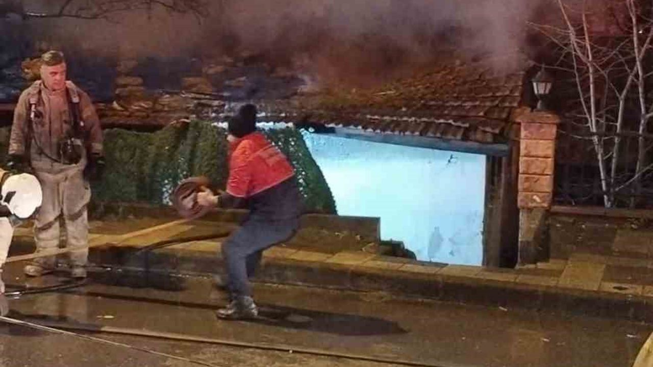 Ümraniye'de Gecekondu Yangında Küle Döndü