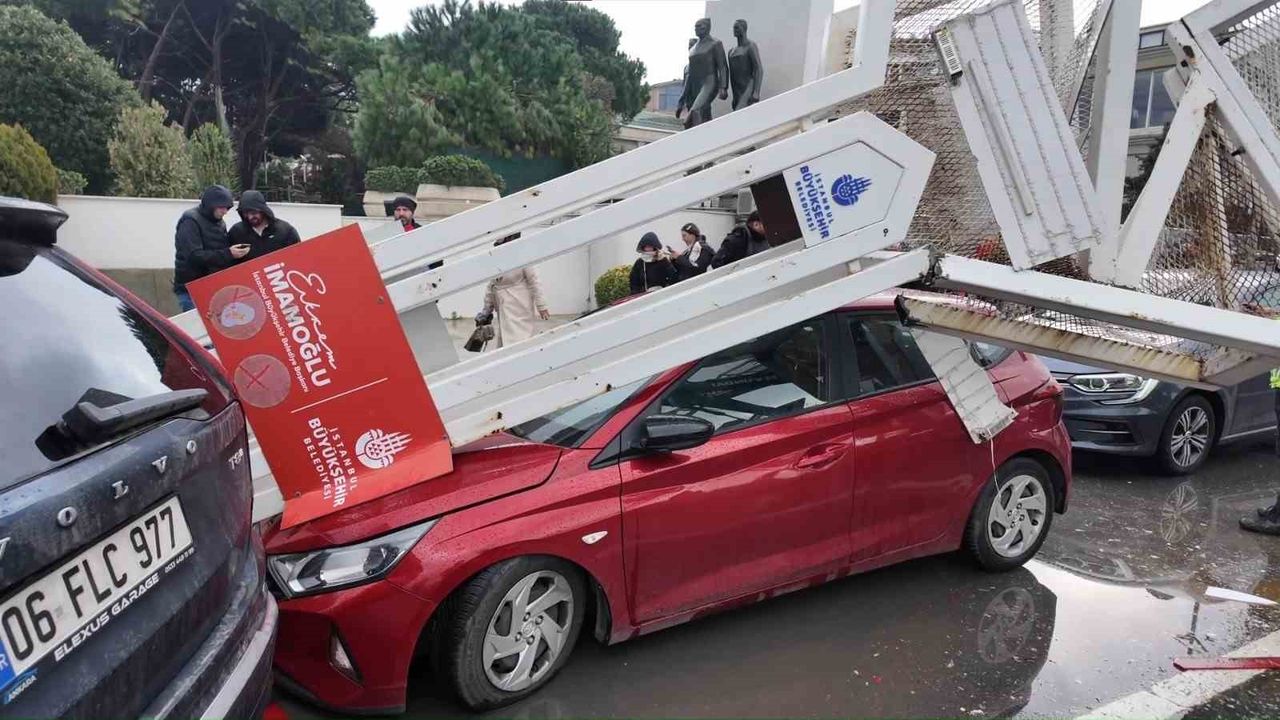 Üsküdar Sahil Yolu’nda Ekskavatör Tabelaya Çarptı: 7 Araç Hasar Gördü