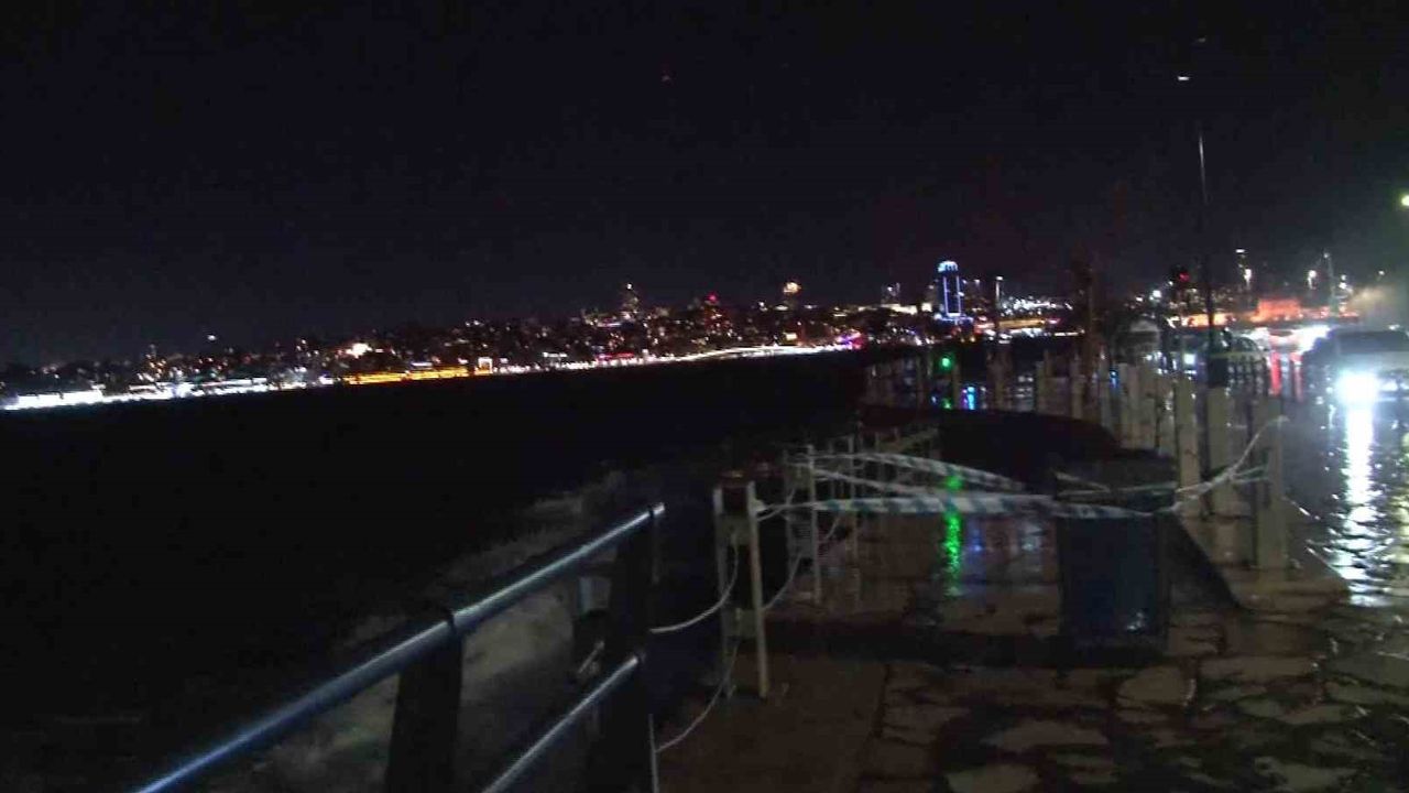 Üsküdar Sahili'nde dev dalgalar oluştu